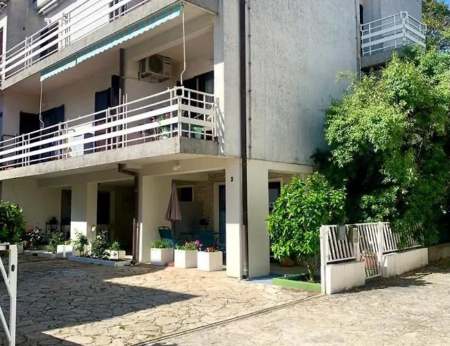 Lovely In The Groundfloor * Ζαντάρ