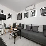 Lovely In The Groundfloor Apartamento Zadar